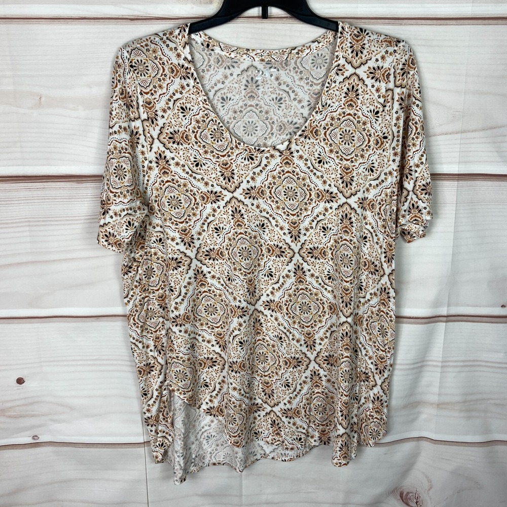 Maurices Top Womens 1X Beige Geometric T-Shirt 24/7 Scoop Neck Short Sleeve Knit